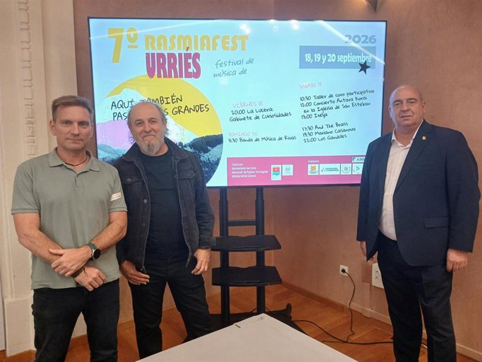 El alcalde de Urriés, Armando Soria, el músico Mariano Casanova y el diputado provincial Alfredo Zaldívar.
