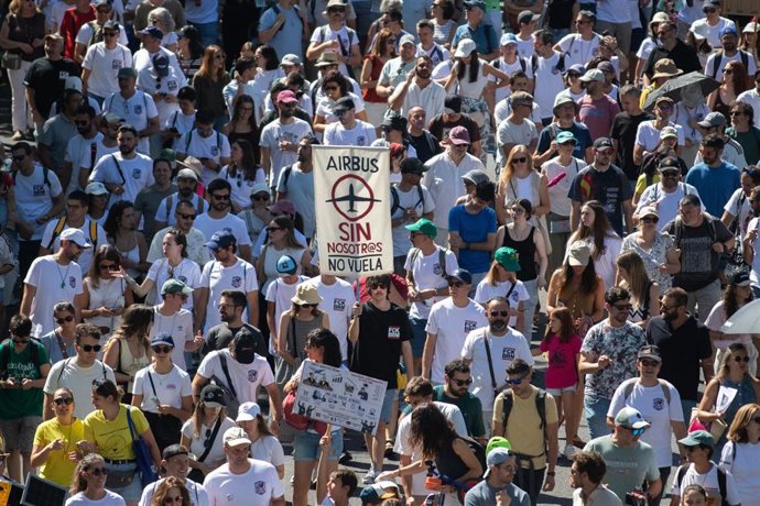 Numerosas personas portan una pancarta con lema 'Airbus sin nosotros no vuela' durante una manifestación de empleados de Airbus, a 12 de septiembre de 2026, en Madrid (España). ARCHIVO.