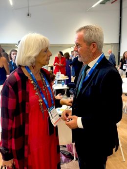 El presidente de la Autoridad Portuaria de Motril, José García Fuentes (en la imagen junto a Teófila Martínez, su homóloga en la Bahía de Cádiz), ha ofrecido una conferencia sobre el concepto de 'Blue Ports' en el marco de Seatrade Med Cruise