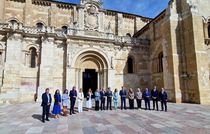 Los miembros de la Mesa y de la Junta de Portavoces de las Cortes de Castilla y León en la fachada exterior de la Real Colegiata de San Isidoro (León).
