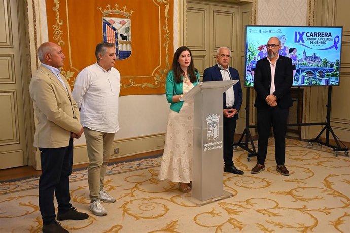 La concejala de Familia e Igualdad de Oportunidades, Miryam Rodríguez; y el delegado provincial de la Federación de Atletismo, Casimiro Blanco, en la presentación de la IX Carrera contra la Violencia de Género de Salamanca.