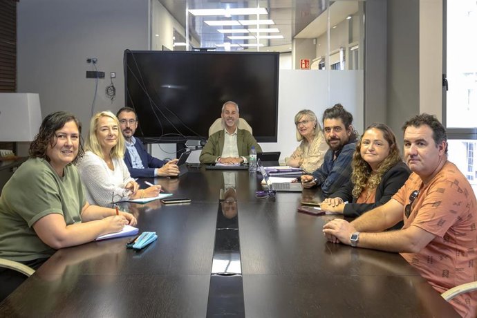 El consejero de Educación, Formación Profesional y Universidades, Sergio Silva, preside la Mesa de las Familias