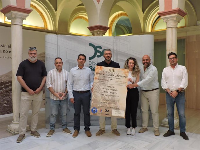 Foto de familia, con el acalde en el centro, del memorial flamenco de Fuentes de Andalucía, en un acto celebrado en la Casa de la Provincia
