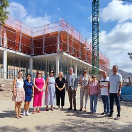 La delegada de Educación de la Junta en Almería, Carmen María Jiménez, durante su visita a las obras de ampliación del CEIP Nueva Andalucía de Adra.