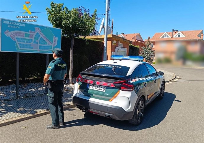 La Guardia Civil ha investigado a dos varones por un delito de hurto consumado y otro de hurto en grado de tentativa cometidos en un establecimiento de hostelería de la urbanización Monteleón (León).