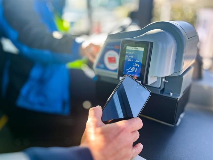 Archivo - Pago con tarjeta en los buses interurbanos.
