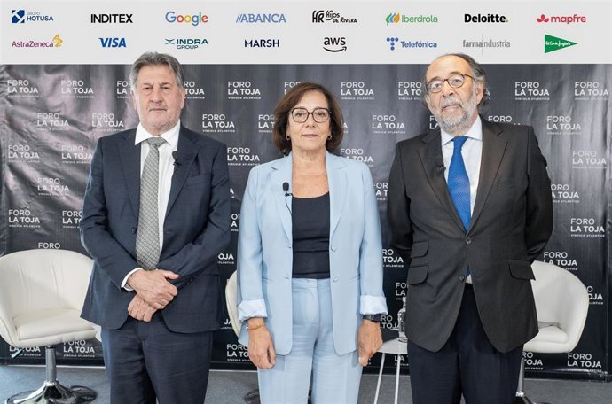Amancio López Seijas, presidente de Grupo HOTUSA y de la Fundación La Toja y promotor del evento; Carlos López Blanco, presidente del comité organizador del encuentro; y Carmen Martínez Castro, directora del Foro.