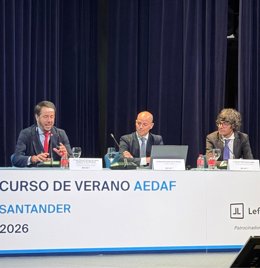Juan Manuel Herrero de Egaña, vocal responsable de Estudios e Investigación y de Relaciones Institucionales de Aedaf; Bernardo Bande, presidente de Aedaf, y Manuel Torreiro, delegado territorial de Aedaf en Cantabria.