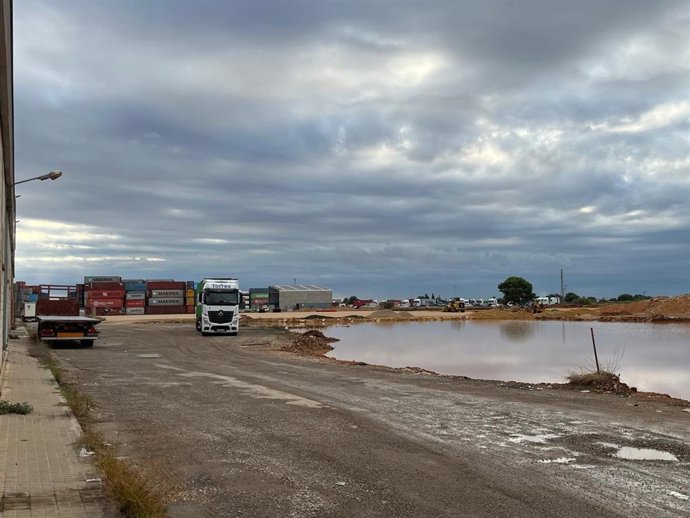Imatge d'acumulació d'aigua en els carrers del polígon industrial de Quart