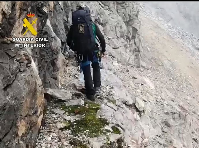 La Guardia Civil ha rescatado a dos montañeros que se encontraban en dificultades en la cima del Pico Torrecerredo, en el término municipal de Posada de Valdeón (León).