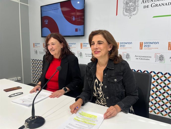 La concejala portavoz del grupo municipal socialista en el Ayuntamiento de Granada, Raquel Ruz, y la también edil socialista y responsable de Economía del grupo, Eva Fernández, han criticado en rueda de prensa el proyecto de ordenanzas fiscales del PP.