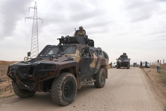 Archivo - Arquivo - HASAKAH, 6 de fevereiro de 2026  -- Foto tirada em 6 de fevereiro de 2026 mostra veículos do exército sírio em Hasakah, na Síria. Uma delegação das autoridades de defesa da Síria chegou na sexta-feira à cidade de Hasakah, no nordeste d