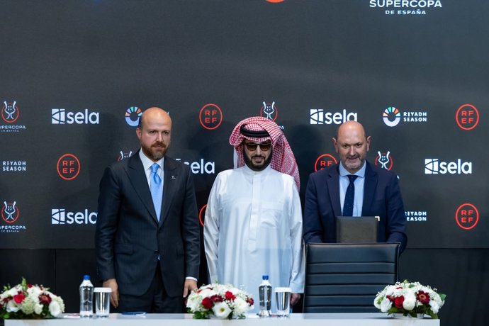HE Turki Alalshikh, presidente de la Autoridad General de Entretenimiento (GEA) del Reino de Arabia Saudí (centro); Necmeddin Bilal Erdoğan, presidente de la Confederación Mundial de Etnosport (izquierda); y Rafael Louzán, presidente de la RFEF.
