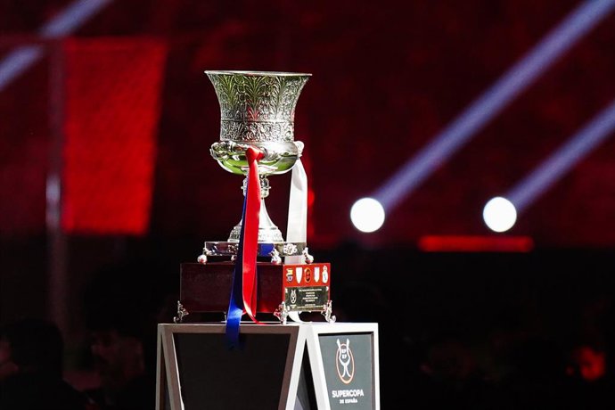 Archivo - January 11, 2026, Jeddah, Saudi Arabia: The Spanish Super Cup trophy is seen during the Spanish Super Cup final match between Barcelona and Real Madrid at King Abdullah Sports City. Final score: Barcelona 3 - 2 Real Madrid.