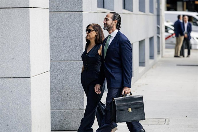 La Gerente del Partido Socialista Obrero Español (PSOE), Ana María Fuentes Pacheco (i), a su llegada a la Audiencia Nacional, a 9 de septiembre de 2026, en Madrid (España). 