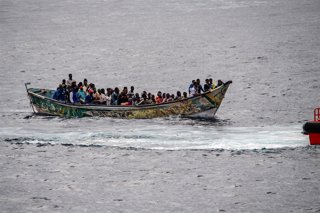 Archivo - Un cayuco con 73 personas, antes de llegar al muelle de La Restinga, a 24 de octubre de 2025, en la isla de El Hierro, Islas Canarias (España)