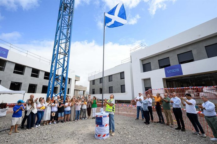 Izado de bandera con motivo de la construcción del centro de atención a personas con Síndrome de Down en La Laguna