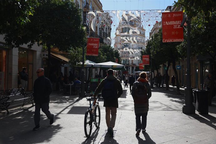 Archivo - Vista del alumbrado de Navidad en la calle Larga de Jerez en diciembre de 2025.