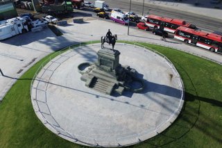 Santiago, 17 de septiembre 2026. Retiran muros del monumento al General Manuel Baquedano. Jonnathan Oyarzun/Aton Chile