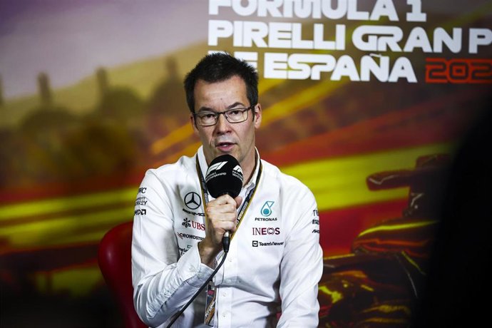Archivo - El aerodinámico británico Mike Elliot en su etapa en Mercedes atendiendo a los medios en el GP de España de Barcelona.