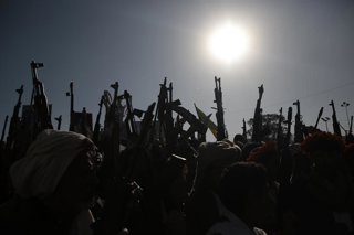 Archivo - Simpatizantes de los hutíes en la capital de Yemen, Saná, en una manifestación en solidaridad con el pueblo palestino