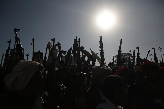 Archivo - Arquivo - Simpatizantes dos houthis na capital do Iêmen, Sanaa, durante uma manifestação em solidariedade ao povo palestino
