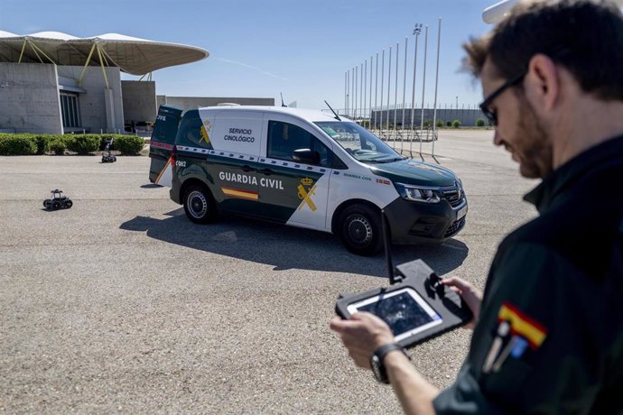 Archivo - Una furgoneta de la Guardia Civil durante la visita al dispositivo de seguridad para la llegada del Papa