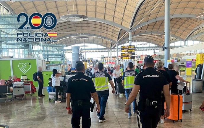 Fotografia d'arxiu d'agents policials en l'aeroport d'Alacant-Elx Miguel Hernández