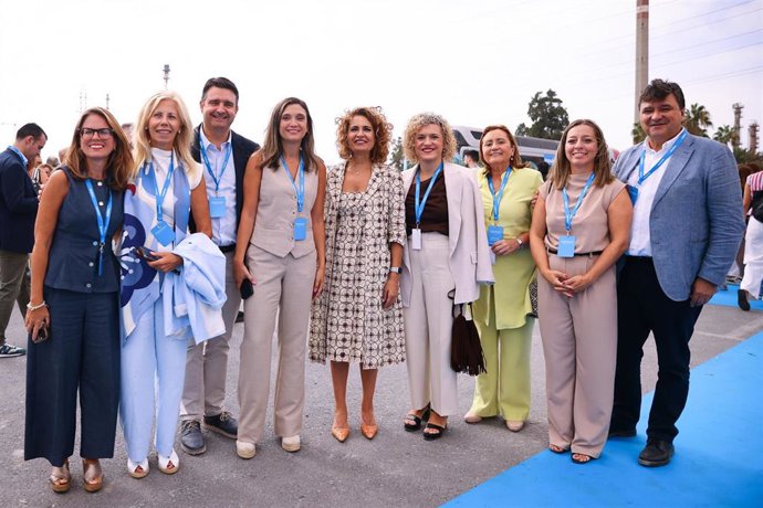 Una representación del PSOE-A encabezada por su secretaria general, María Jesús Montero, asiste al inicio de las obras del Valle Andaluz del Hidrógeno Verde en Palos de la Frontera (Huelva).