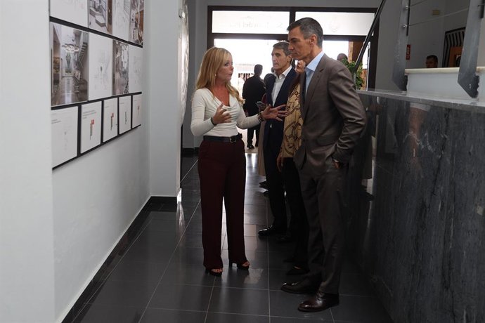 El presidente del Gobierno de España, Pedro Sánchez, y la alcaldesa de San Juan del Puerto, Rocío Cárdenas, en una visita al Centro Sociocultural Jesús Quintero.