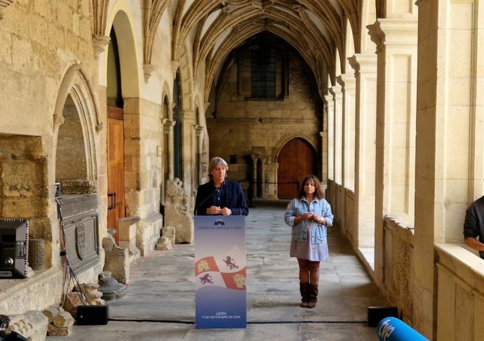 El portavoz del Grupo Parlamentario Socialista, Carlos Martínez, tras la reunión de la Mesa y la Junta de Portavoces de las Cortes de Castilla y León celebrada en la Real Colegiata de San Isidoro, en la capital leonesa.