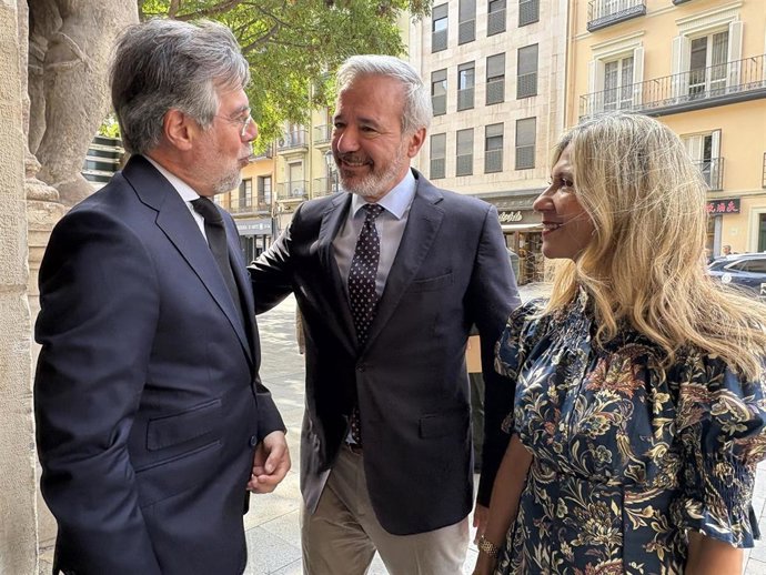 El presidente del TSJA, Juan José Carbonero, saluda al  presidente del Gobierno de Aragón, Jorge Azcón, y la vicepresidenta, Mar Vaquero.
