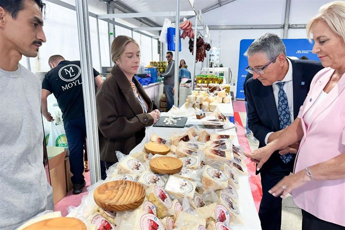 El presidente de la Diputación de Málaga, Francisco Salado, visitando a los participantes malagueños en Fromago Cheese Experience en Zamora