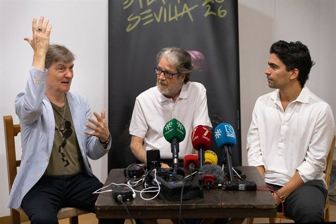 El saxofonista Tim Ries, el guitarrista flamenco Rafael Riqueni y el director de la Bienal, Luis Ybarra, en un encuentro celebrado este jueves previo al concierto del Lope de Vega