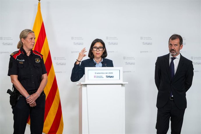 La comisaria jefa de los Mossos, Sílvia Catà, la consellera de Interior y Seguridad Pública, Núria Parlon, y el director general de los Mossos, Ferran López