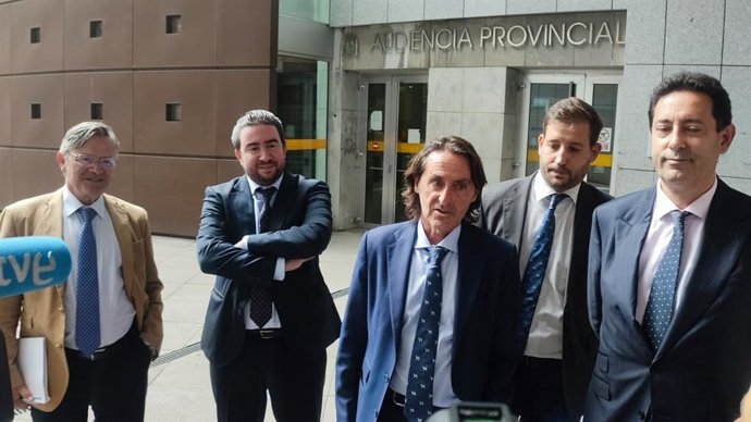 I-d : Los abogados defensores de los detenidos por la agresión a dos militantes de AMA Asturies, Eduardo Estrada, Santiago Estrada, Ernesto Tuñón, Alejandro Álvarez-Buylla y José Manuel Fernández.