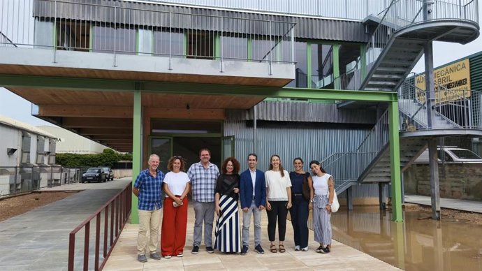 El conseller insular de Bienestar Social del Consell de Mallorca, Guillermo Sánchez, visita las instalaciones de la Fundació Deixalles, acompañado del presidente de la fundación, Pep Falcó, y otros representantes.