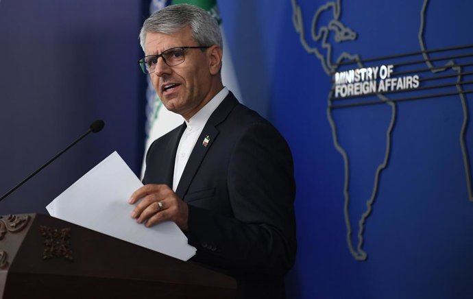 Archivo - Arquivo - TEERÃ, 10 de agosto de 2026  -- O porta-voz do Ministério das Relações Exteriores do Irã, Esmaeil Baghaei, fala em uma coletiva de imprensa semanal em Teerã, Irã, em 10 de agosto de 2026. Devem ser cobradas taxas pelos serviços marítim