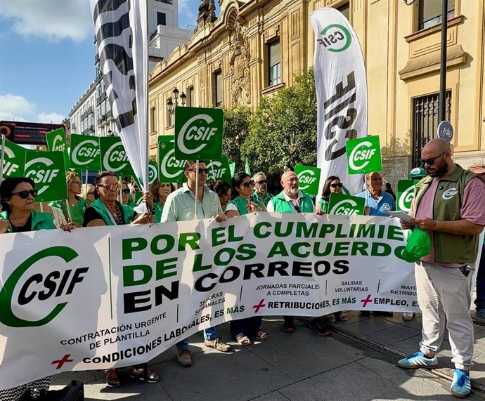 Concentración de CSIF-A por los trabajadores de Correos.