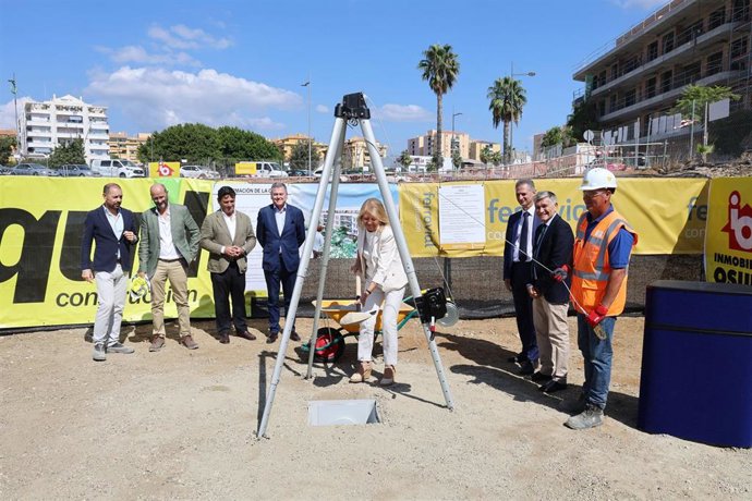 La alcaldesa de Marbella, Ángeles Muñoz, durante el acto de colocación de la primera piedra de las nuevas viviendas protegidas.