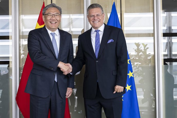Archivo - Arquivo - O negociador comercial da União Europeia, o comissário Maros Sefcovic, e o ministro do Comércio da China, Wang Wentao, após uma reunião em Bruxelas para retomar o diálogo comercial entre a UE e Pequim.