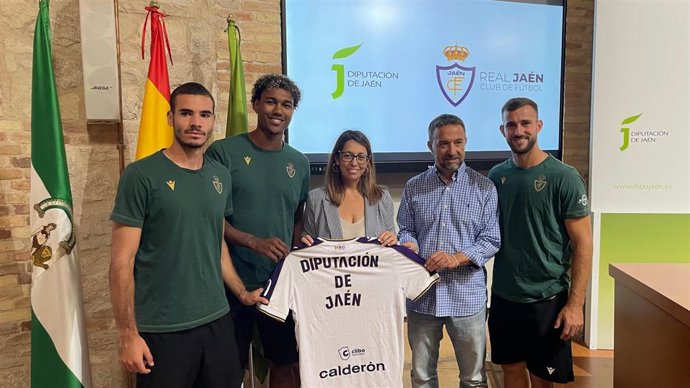África Colomo y Juan Gambero, junto a los jugadores del Real Jaén David Márquez, Peque Polo y Seydou Fall.