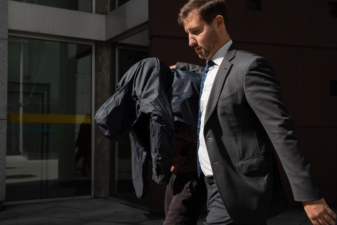 El abogado Alejandro Álvarez-Buylla junto a uno de los jóvenes detenidos a la salida del juzgado esta tarde.