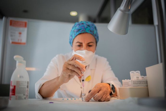 Archivo - Una enfermera prepara la vacuna Pfizer-BioNtech contra el COVID-19 antes de administrársela a un profesional sanitario en el Hospital de la Santa Creu i Sant Pau de Barcelona, a 14 de enero de 2021