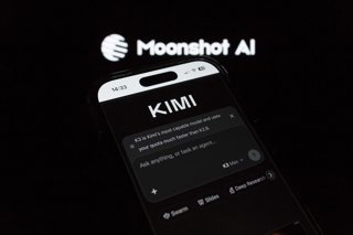 Archivo - July 18, 2026, Taichung, Taiwan: China's Moonshot AI released on Friday Kimi K3 model as seen on a smartphone backdropped by its logo.