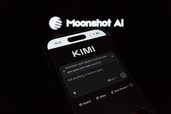 Archivo - July 18, 2026, Taichung, Taiwan: China's Moonshot AI released on Friday Kimi K3 model as seen on a smartphone backdropped by its logo.