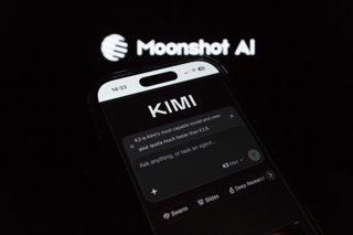 Archivo - July 18, 2026, Taichung, Taiwan: China's Moonshot AI released on Friday Kimi K3 model as seen on a smartphone backdropped by its logo.