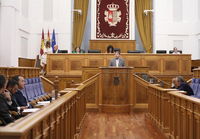 El consejero de Fomento, Nacho Hernando, en el pleno de las Cortes.