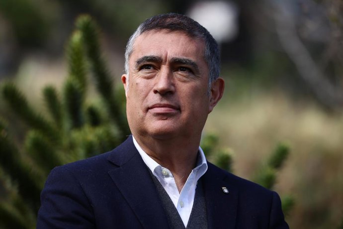 Santiago 3 de septiembre 2026. El alcalde de Santiago, Mario Desbordes, da inicio a la recuperacion del tradicional Canonazo de las 12 en el Cerro Santa Lucia Dragomir Yankovic/Aton Chile