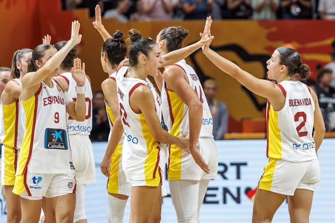 La selección española femenina de baloncesto celebrando la victoria frente a Alemania en fase de grupos del Mundial de Berlín.
